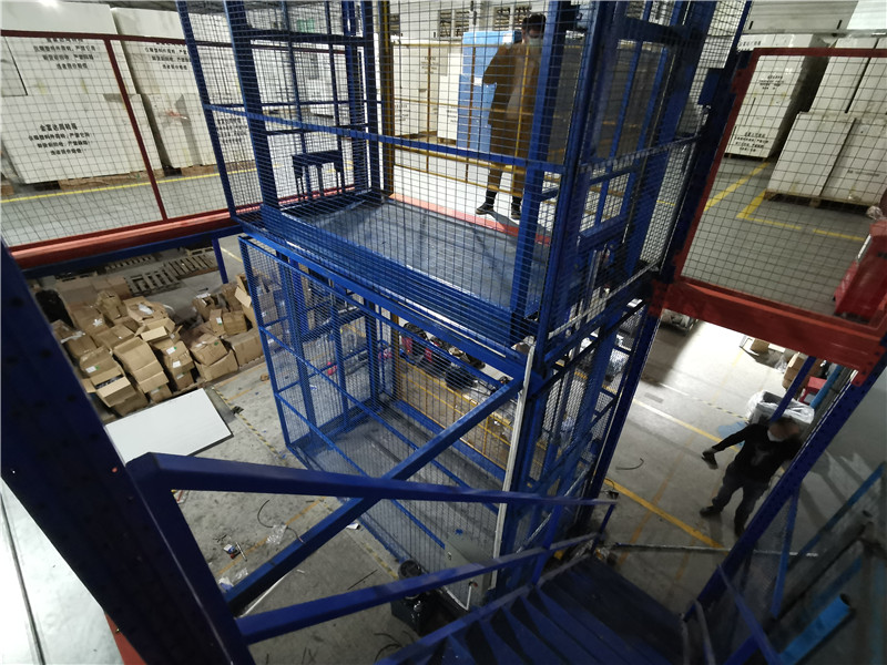 Elevator for mezzanine floor